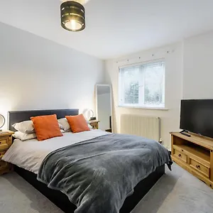 Stylish 2 Bedroom Apartment, Exeter, Parking On Site Holiday home